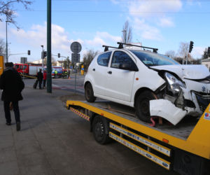 Zderzenie suzuki z karetką na sygnale na skrzyżowaniu Zamienieckiej z Ostrobramską