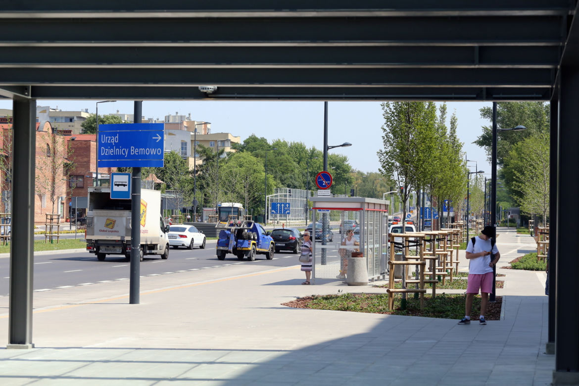Wylali tu morze betonu”. Przy nowych stacjach metra na Bemowie zieleni jest jak na lekarstwo