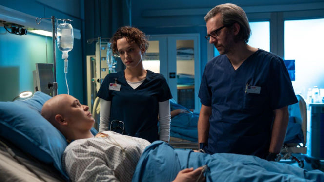 Na dobre i na złe odc. 988. Artur Bart (Piotr Głowacki), Iga (Anna Szymańczyk), Julka (Aleksandra Hamkało)