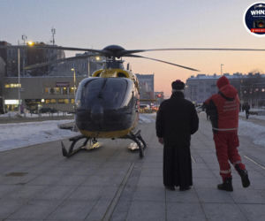 Śmigłowiec ratunkowy na placu Szembeka! Zderzenie samochodów, jeden z nich uderzył w kobietę i dziecko
