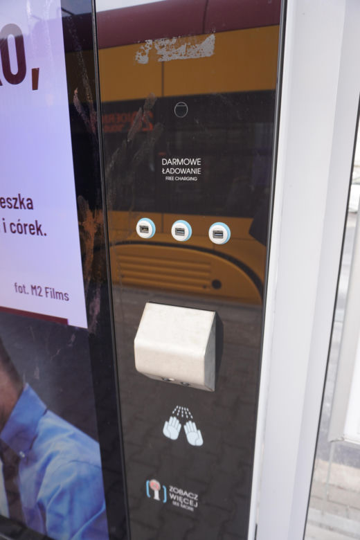 Nowoczesny przystanek Digital Citylighty na warszawskiej Woli