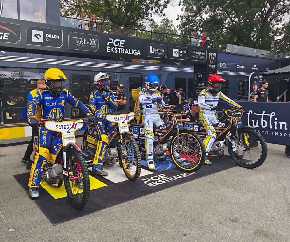 Zuzlowcy Stali Gorzow i Motoru Lublin na motocyklach przed meczem. O wyniku spotkania przeczytasz na Radioplus.