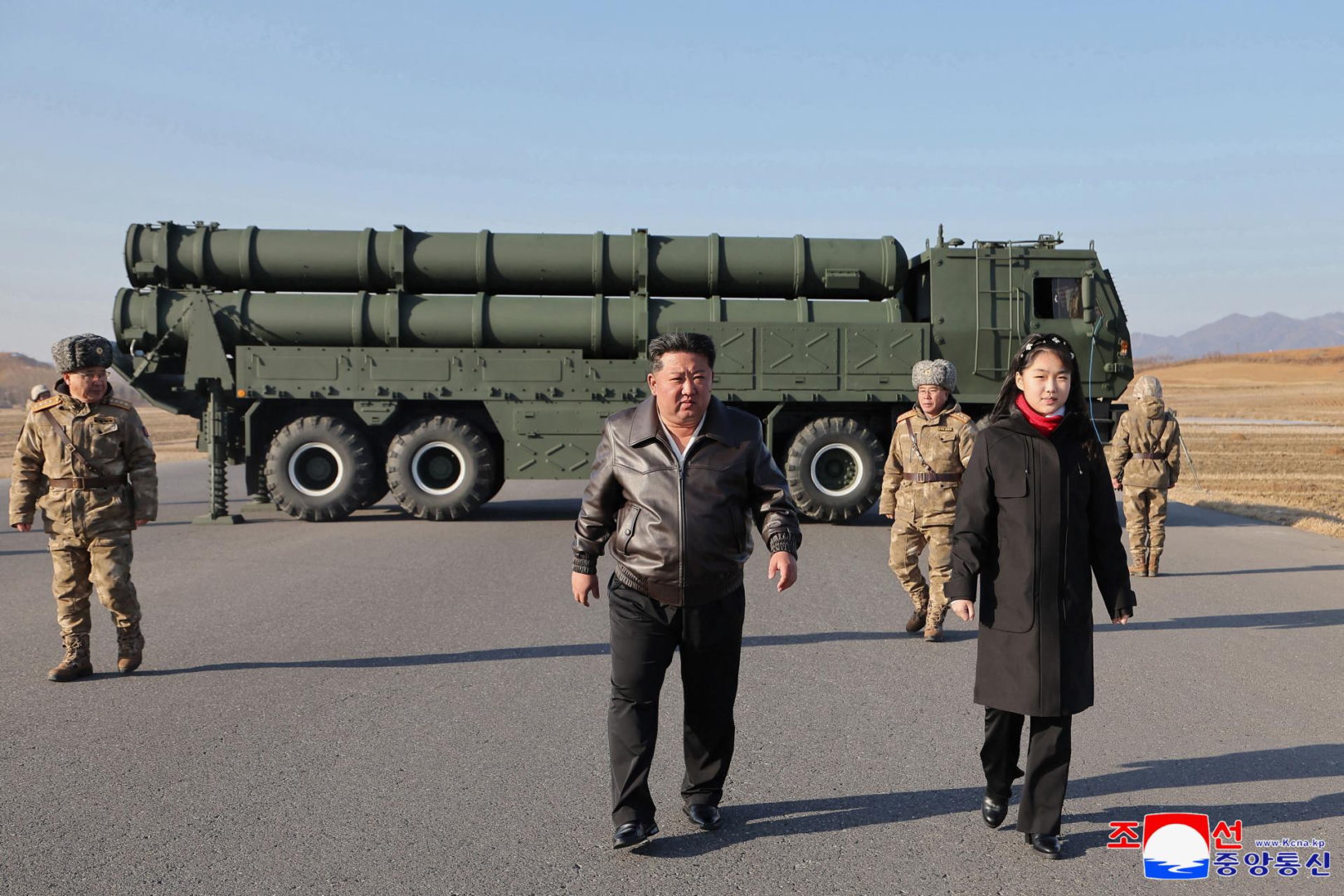Korea Płn./ Przywódca Kim Dzong Un z 13-letnią córką testowali nowe pistolety