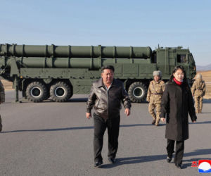 Korea Płn./ Przywódca Kim Dzong Un z 13-letnią córką testowali nowe pistolety