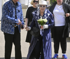 Pogrzeb Stanisławy Celińskiej. Tak się wystroiły gwiazdy. Karolak robił nawet zdjęcia telefonem! Wprowadzają nowy pogrzebowy savoir vivre?