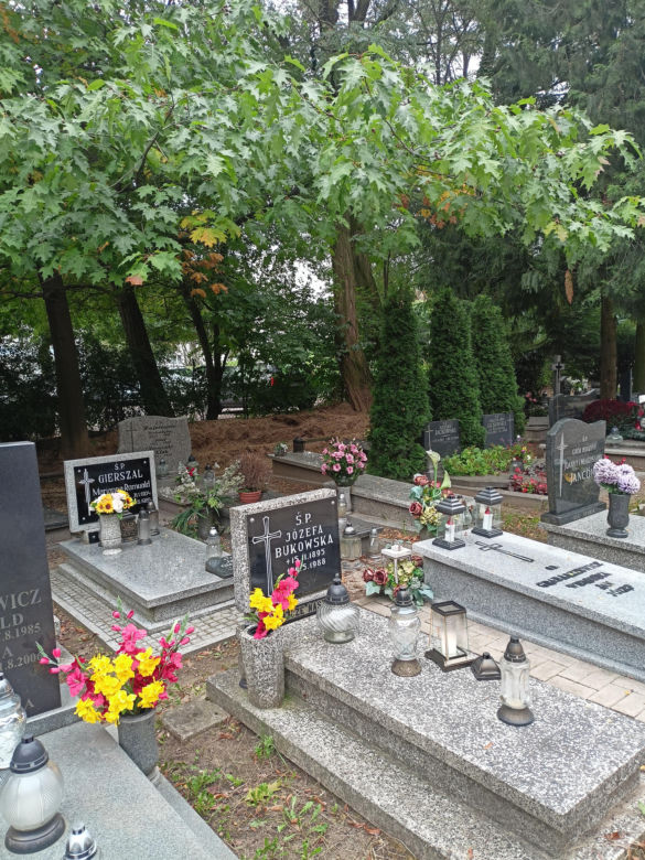 Ceny zniczy i wiązanek. Cmentarz Winiarski - Piątkowo Poznań