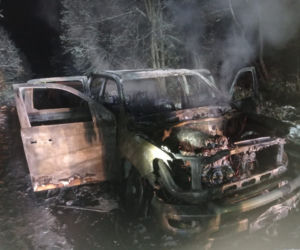 W Borownicy doszczętnie spłonął Dodge Ram. Auto zapaliło się podczas jazdy [ZDJĘCIA]