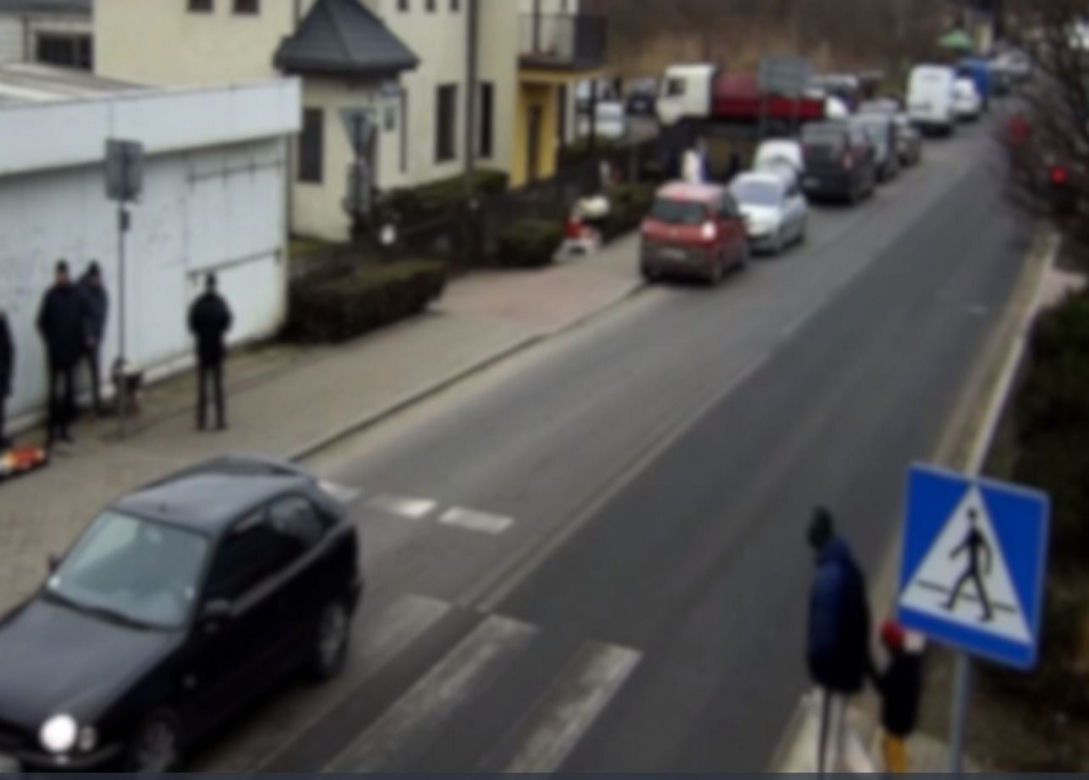 Wszedł z dzieckiem na pasy. Nagle wjechał w nich samochód wstrząsające nagranie