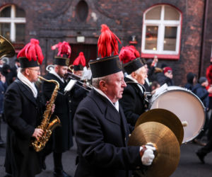 Barbórka 2025. Pobudka górnicza na Nikiszowcu w wykonaniu Orkiestry Wieczorek