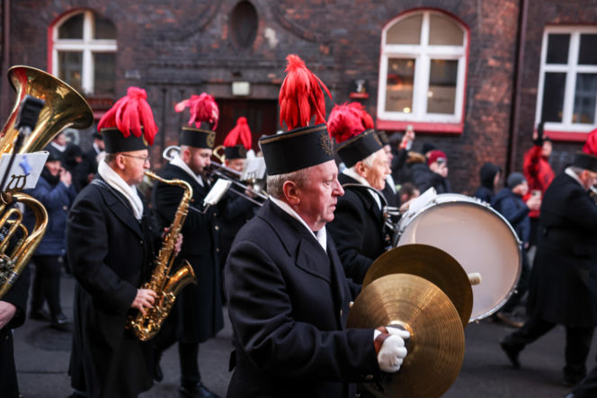 Barbórka 2025. Pobudka górnicza na Nikiszowcu w wykonaniu Orkiestry Wieczorek