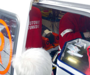 Zbigniew Nowak uratowany. Ratownicy wynoszą go z kopalni Halemba