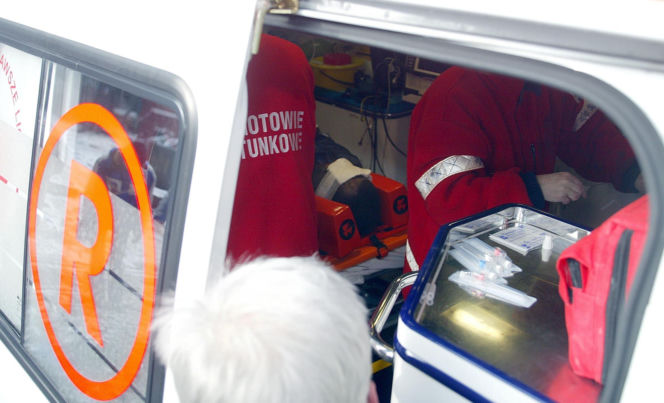 Zbigniew Nowak uratowany. Ratownicy wynoszą go z kopalni Halemba