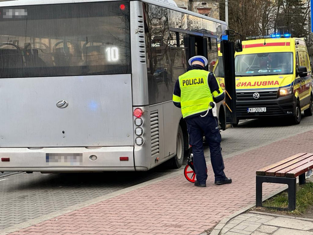 Makabra w Pruszkowie. Autobus zmiażdżył staruszce stopę