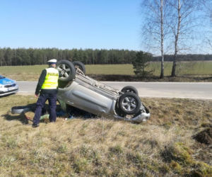 Toyota RAV4 dachowała w rowie! Kierowca był pijany i miał sądowy zakaz kierowania pojazdami