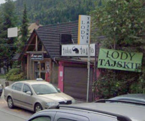 Reklamy zalewają ulice Szczyrku