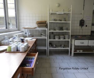 Lalka śpiąca w łóżku i urządzenia rehabilitacyjne. Co znajduje się w opuszczonym sanatorium przy polskiej granicy? [ZDJĘCIA]