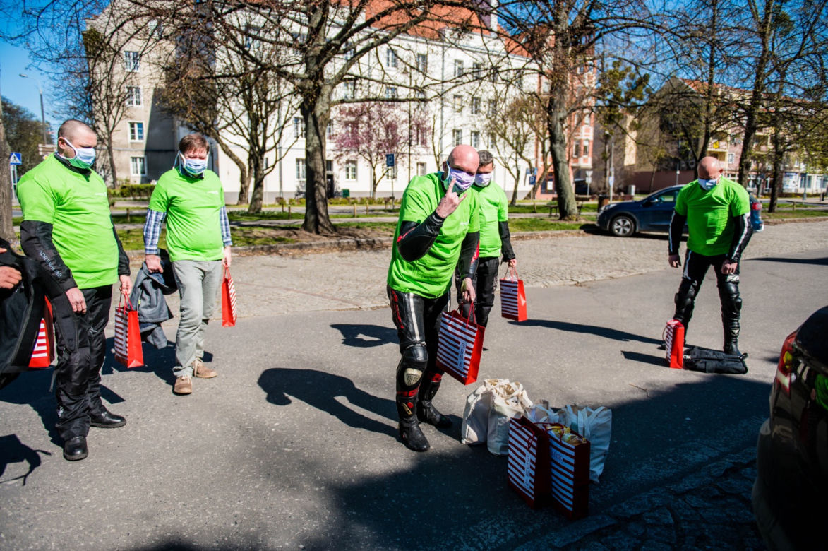 Koronawirus w Trójmieście. Jeżdżą na motorach i pomagają seniorom