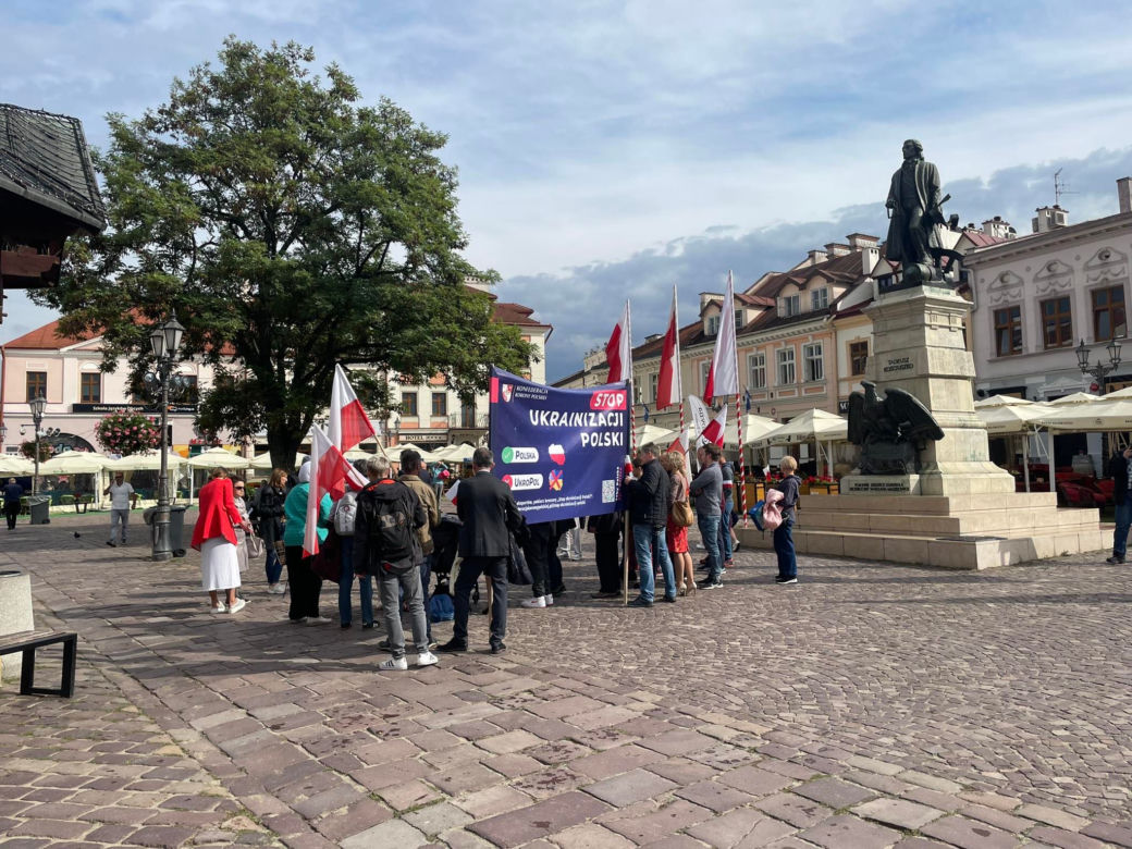 Anty-ukraińska pikieta na Rynku w Rzeszowie zagłuszona przez próby do koncertu Breakout Days	