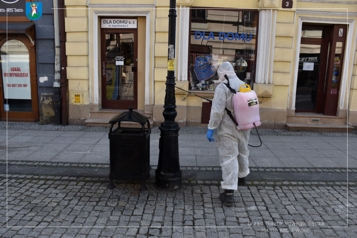 Białe kombinezony i Virkon. Tak w Nowym Sączu walczą z epidemią koronawirusa! 