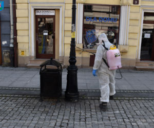 Białe kombinezony i Virkon. Tak w Nowym Sączu walczą z epidemią koronawirusa! 