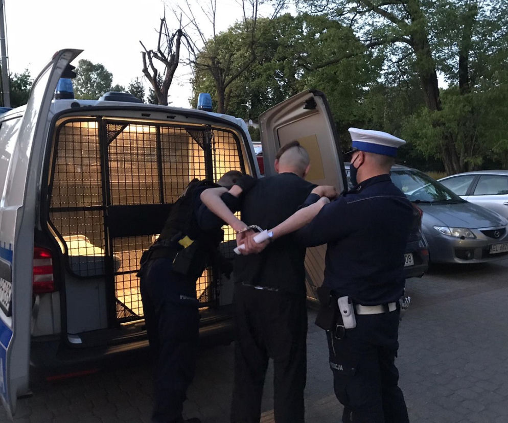 Łódź: Biegał Z SIEKIERĄ po podwórku na Pabianickiej, RANIŁ mężczyznę, wyrywał się policji