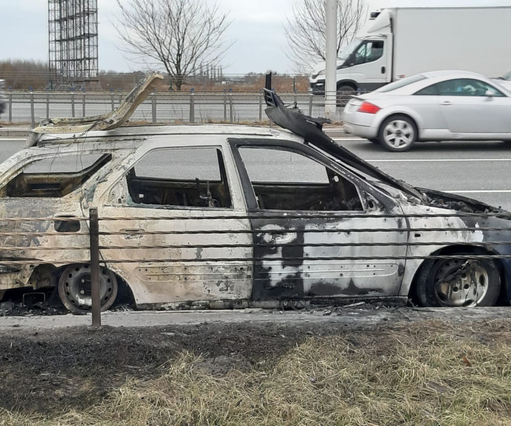 Kłęby dymu na S2. Osobówka płonęła jak pochodnia