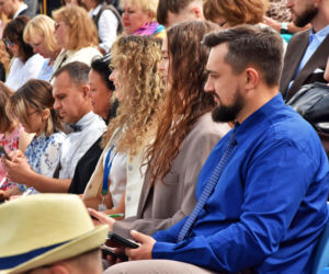 Tysiące ludzi szuka swojego szczęścia na stadionie. Kongres Świadków Jehowy przyciągnął tłumy