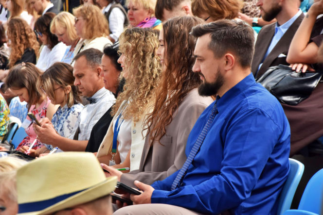 Tysiące ludzi szuka swojego szczęścia na stadionie. Kongres Świadków Jehowy przyciągnął tłumy