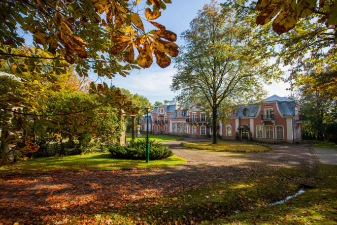 Zapłonęła w nim pierwsza na świecie uliczna lampa naftowa. To jedno z najpiękniejszych miast w Małopolsce