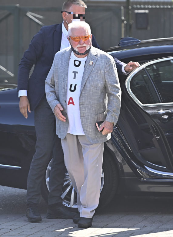 Lech Wałęsa w kościele na niedzielnej mszy