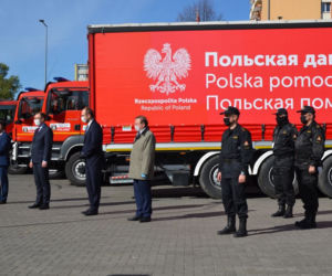 Polscy strażacy wywożą maseczki na wschód