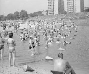 Imprezy na plaży, siatkówka i... zapasy! Zobaczcie, jak warszawiacy kiedyś spędzali lato [GALERIA]