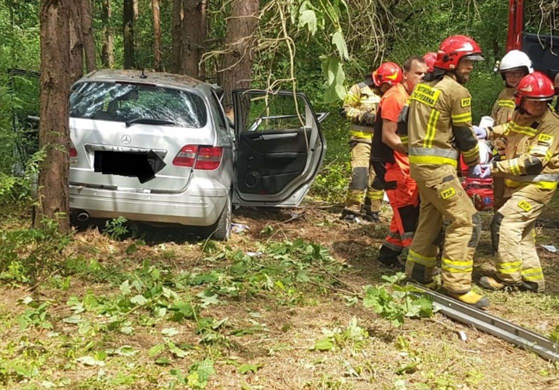 Koszmarny wypadek w Ciepielowie. Auto gruchnęło w drzewo. Cztery osoby ranne