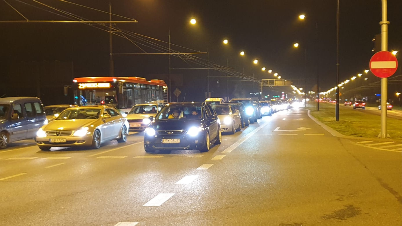 Przy oknach aut powiewały też flagi narodowe