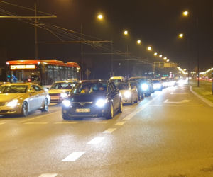 Przy oknach aut powiewały też flagi narodowe