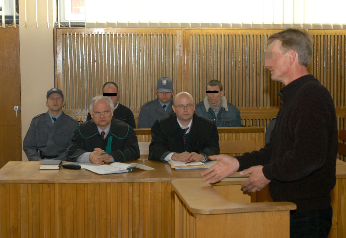 Bili i torturowali przez kilka godzin. Półprzytomną dziewczynę wyrzucili z pędzącego pociągu