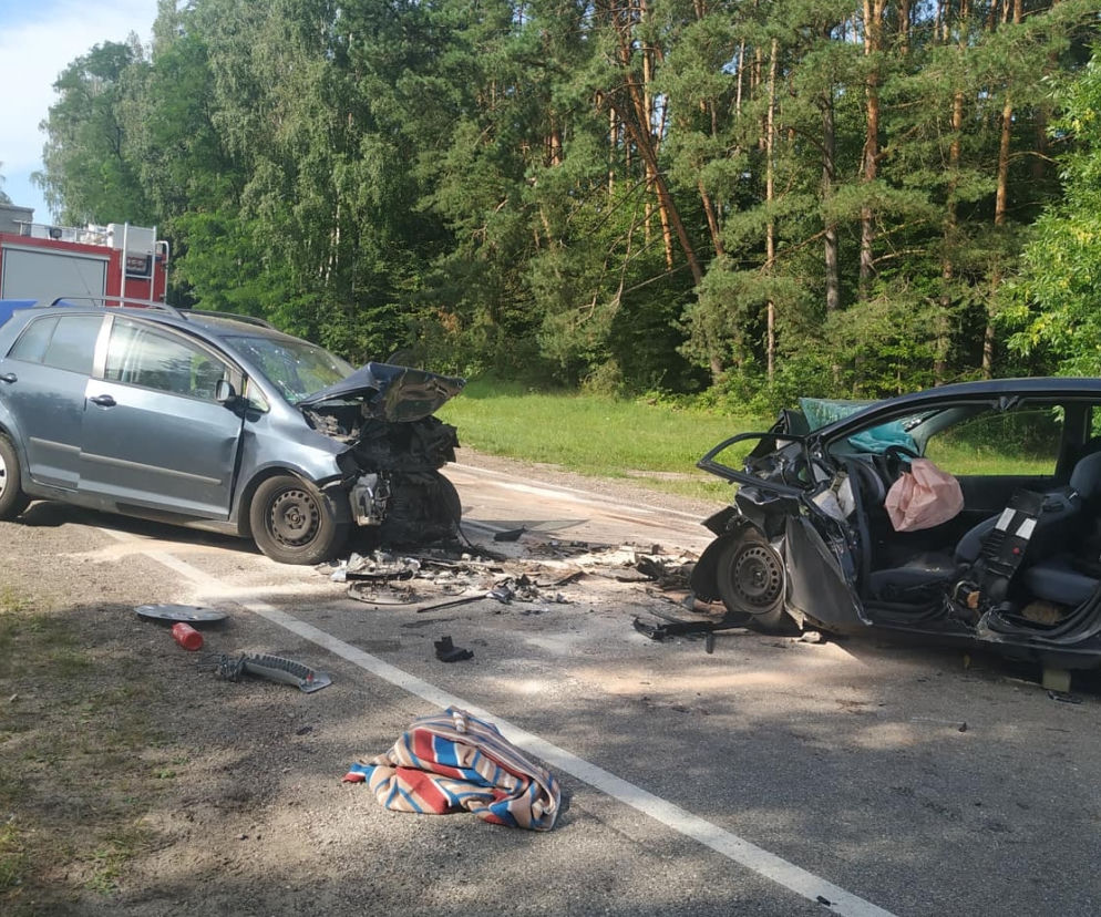 Ploski. Czołowe zderzenie na DK 19. Trzy osoby ranne