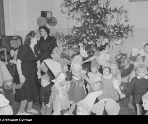 Tak ubierano choinki w PRL-u. Te archiwalne zdjęcia to prawdziwe perełki!