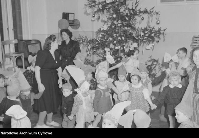 Tak ubierano choinki w PRL-u. Te archiwalne zdjęcia to prawdziwe perełki!