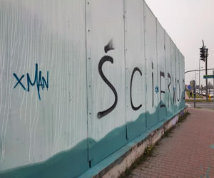 Nieznani sprawcy zniszczyli ekran akustyczny, który miał być tłem dla artystów street-art