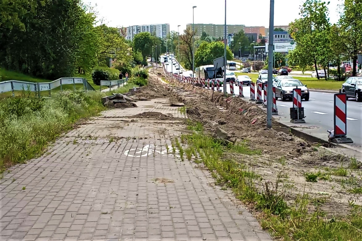 Do sklepu przez trawnik i po pasach prosto... w skarpę! "Wyboista" droga do sklepu IKEA w Szczecinie
