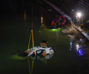 Driftujący kierowca wpadł autem do Odry we Wrocławiu