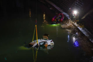 Driftujący kierowca wpadł autem do Odry we Wrocławiu