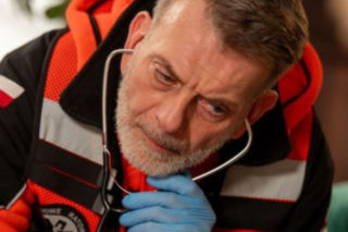 Na sygnale, odcinek 891. Implanty zębów wymykają się spod kontroli, a rodzice skazują własne dziecko na straszny los