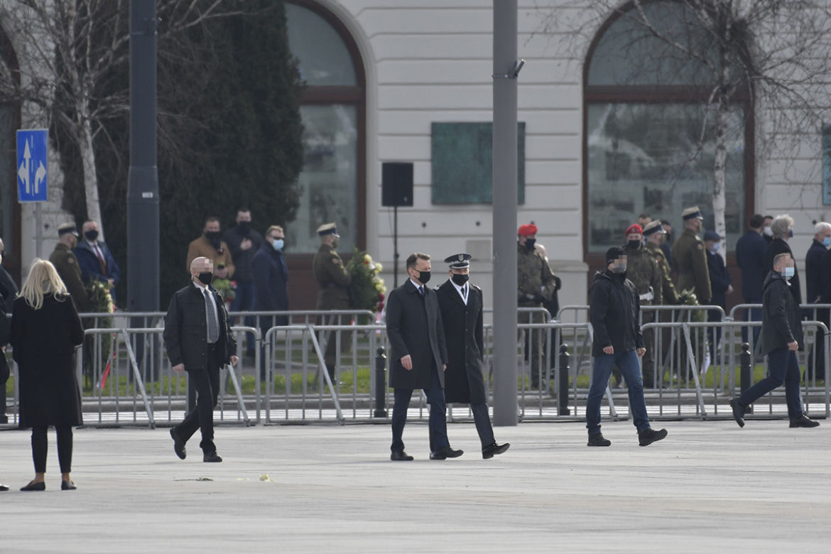 Jarosław Kaczyński podczas uroczystości złożenia kwiatów pod pomnikiem Ofiar katastrofy smoleńskiej, na pl. Piłsudskiego w Warszawie