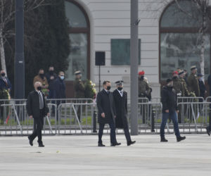 Jarosław Kaczyński podczas uroczystości złożenia kwiatów pod pomnikiem Ofiar katastrofy smoleńskiej, na pl. Piłsudskiego w Warszawie