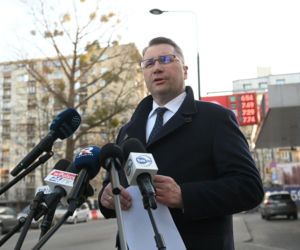 Konferencja Przemysława Czarnka na stacji paliw koncernu Orlen w Warszawie