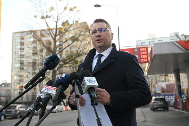 Konferencja Przemysława Czarnka na stacji paliw koncernu Orlen w Warszawie