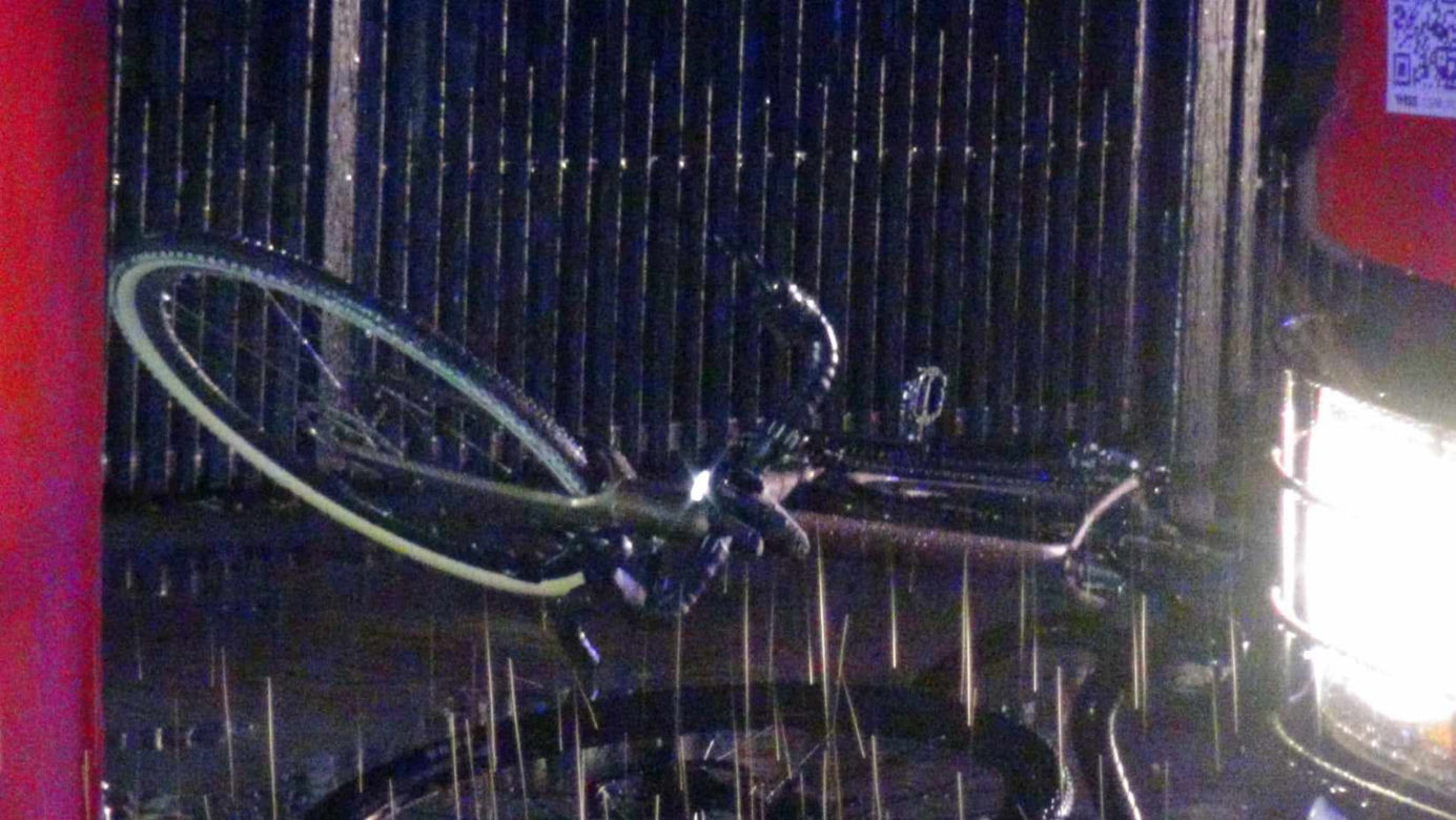 Tragedia pod PIasecznem. Wjechał autem w rowerzystów. Jeden nie żyje, kierowca uciekł