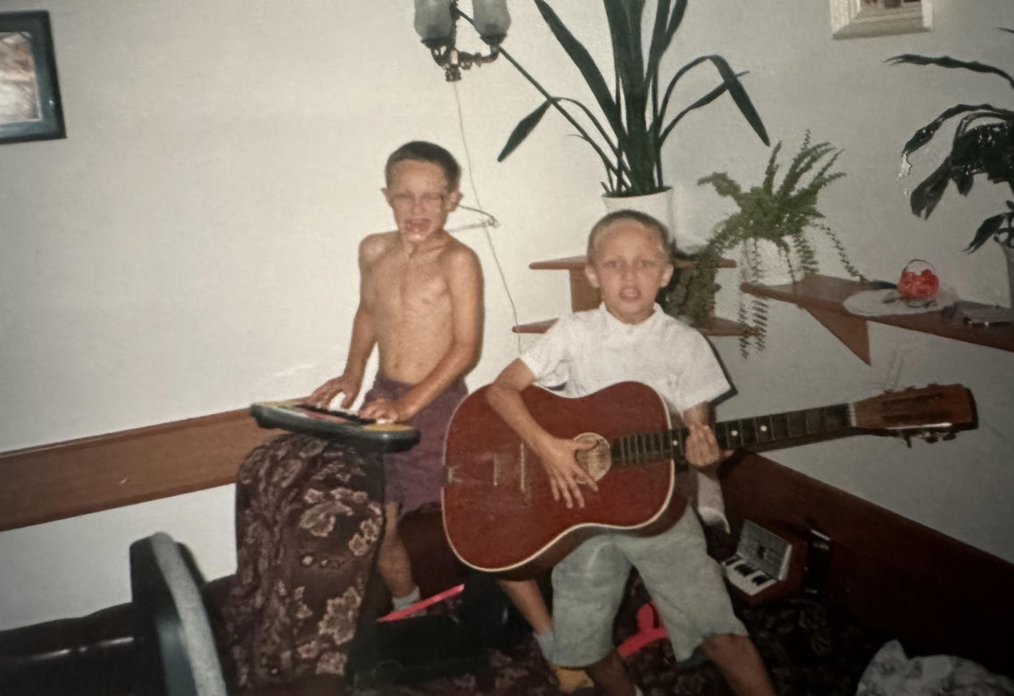 Tak w dzieciństwie wyglądał Kuba Urbański z zespołu Playboys! Nie uwierzysz, jak się zmienił